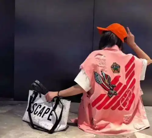 不潮不用花钱批发市场居然潮过时装周漂亮小姐姐真人示范,在这里200块就能搭出街拍范