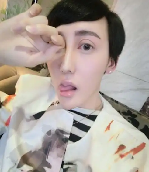 网红刘梓晨晒对镜自拍,无修图暴露真实长相,终于不是蛇精脸了