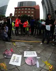韩国民众在日本大使馆前集会向安倍头像扔鸡蛋