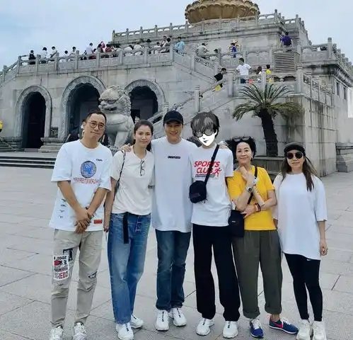 明星带娃开启暑假模式baby携小海绵游泳,袁咏仪一家爬山休闲