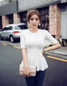 街头小姐姐一脸委屈白色紧身衣很好看