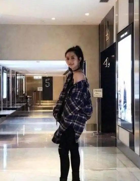 邱淑贞的女儿青出于蓝穿抹胸裙亮相晚宴身材傲人,不输明星妈