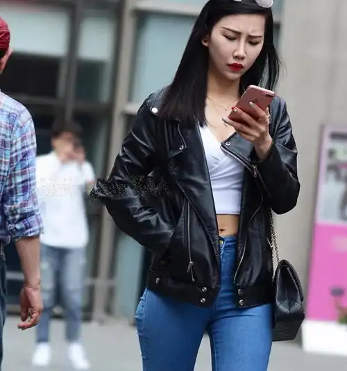 风韵小姐姐紧身牛仔裤裹出饱满线条,最原始的风景十分美好