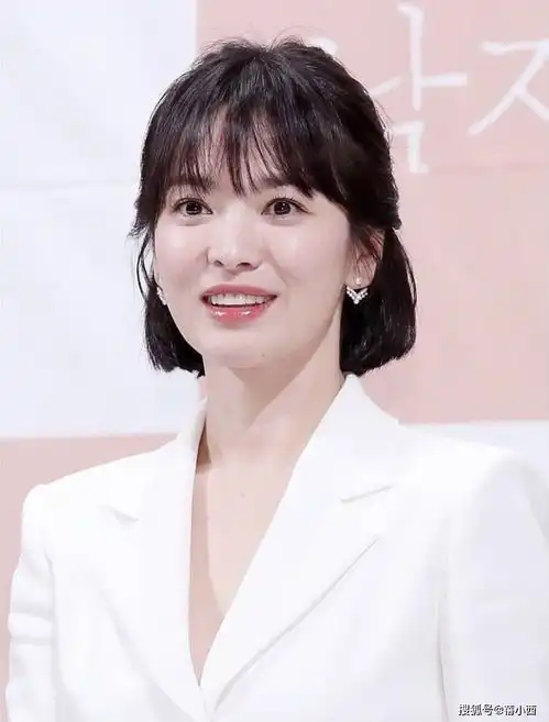 39岁宋慧乔吃了防腐剂吗穿白色西装裙亮相,皮肤粉嫩美成水蜜桃