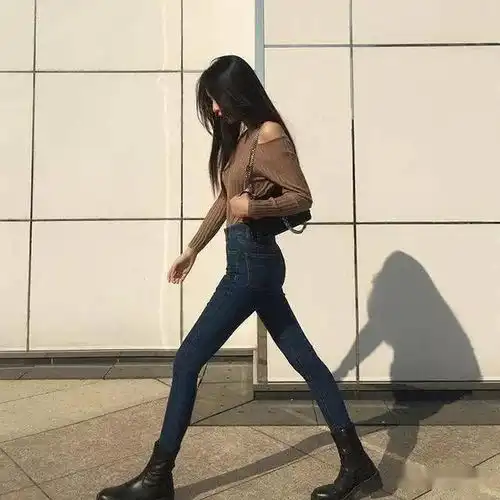 小姐姐身穿牛仔裤,不仅时尚且让人心动