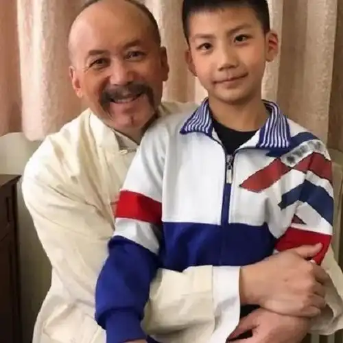 胡军12岁儿子康康身高已超越妈妈,长胡子留寸头,高冷范十足