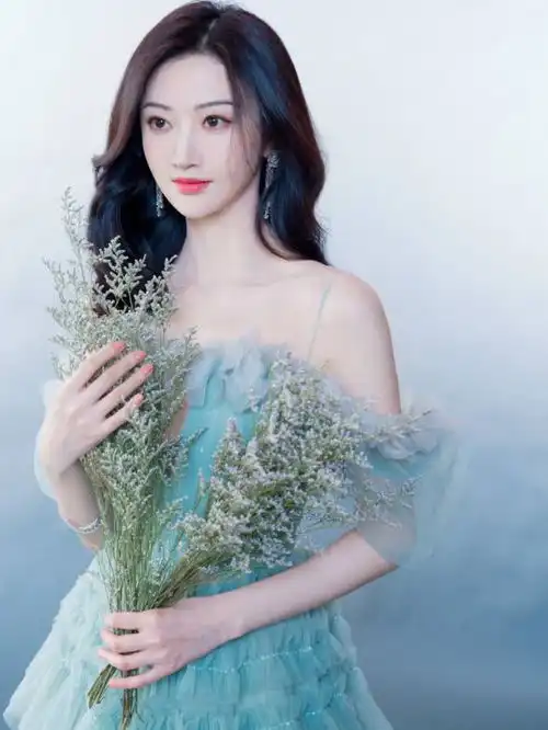 景甜穿抹胸蛋糕裙秀直角肩,胸口挖个洞真大胆,事业线一览无遗