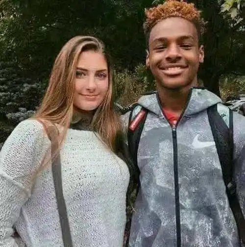 和哈登一样的口味,詹姆斯也头疼,16岁儿子和女友合照像母子