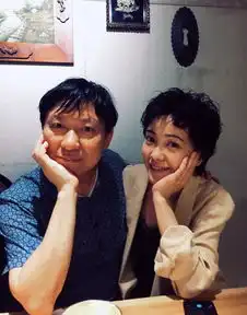 组图郭采洁晒全家福温馨满满妈妈气质佳两人像姐妹