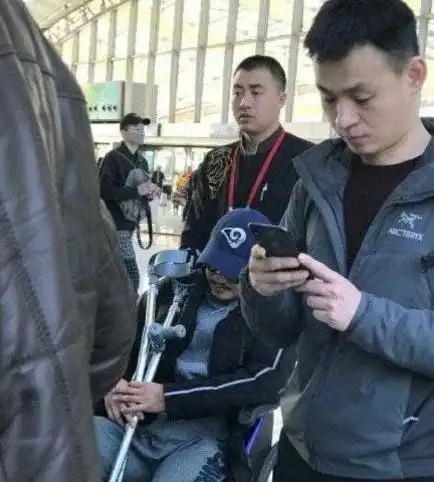 网友机场偶遇吴京坐轮椅,吴京国外接受治疗后,又进组赶进度拍戏