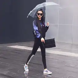 夹克衫的一抹帅气格调打造早秋街拍范