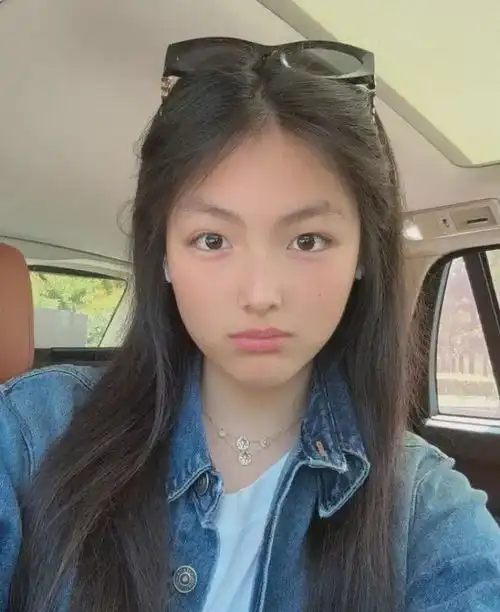 15岁王诗龄晒自拍照,对镜头嘟嘴卖萌,她的笑容甜美,越发漂亮了