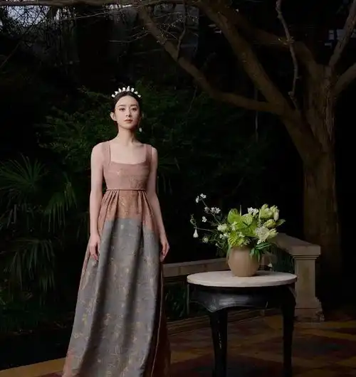 赵丽颖穿戴华服珠宝拍摄大片,张张都高贵优雅谁还敢说她土