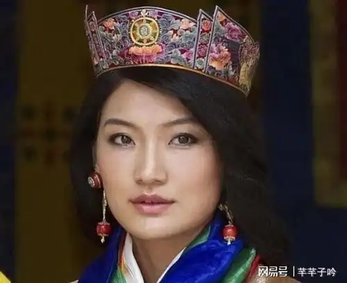 不丹小公主长得像国王爸爸,瓜子脸大眼睛,不像佩玛王后是大饼脸