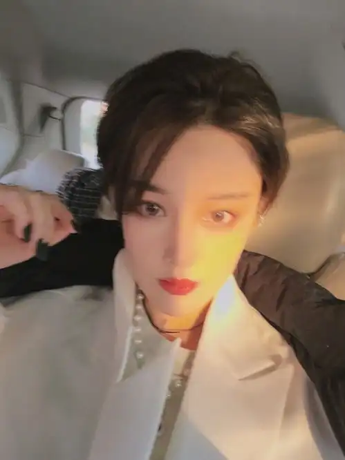 张馨予与老公何捷甜蜜过春节后,晒开工美照,直言胖三斤难掩幸福