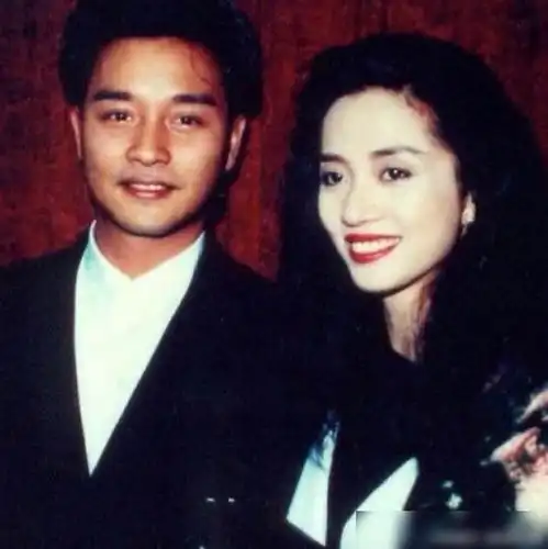 2003年,梅艳芳着婚纱倒在刘德华怀中,眼角的一滴泪让人看了心疼