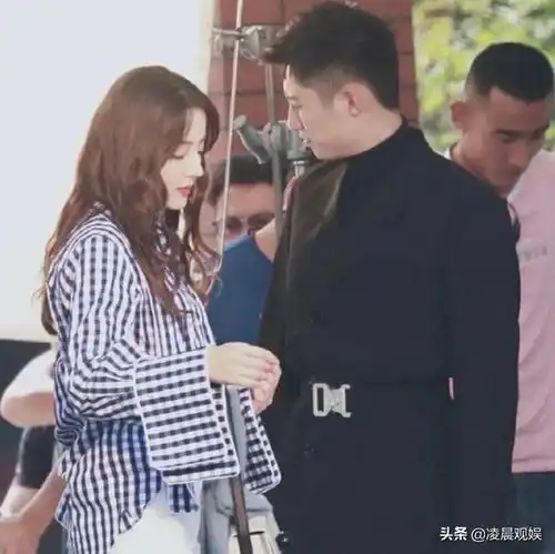 迪丽热巴黄景瑜被传恋情,转身官宣同一卫视跨年,我都替他们尴尬