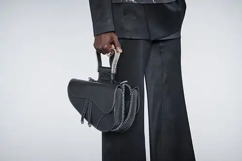 迪奥2022夏季男装融合美式嘻哈,泡泡玛特为molly带上派大星头套丨是日美好事物