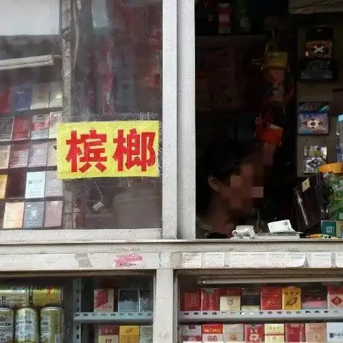 女子想插队被阻后发飙打保安十多拳后倒地,保安我没还手昆明城事