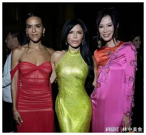 劳伦桑切斯和9个富婆庆祝三八穿撞色健身衣似少女,邓文迪也在