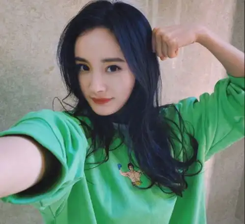 angelababy给杨幂庆生,配图中的四个字显情商,疑在内涵迪丽热巴