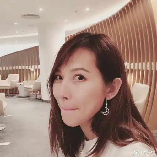 毛舜筠曲奇店开业,蔡少芬陈法蓉一起捧场,三人姐妹情深容颜不老