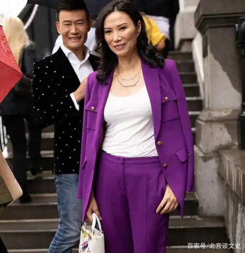52岁邓文迪离婚6年后卷走前夫40亿美元,交往小17岁男友显娇憨