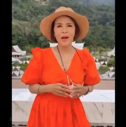 泰国69岁长公主不服老穿蓬蓬裙魔鬼腰吸睛,翘兰花指满屏女人味