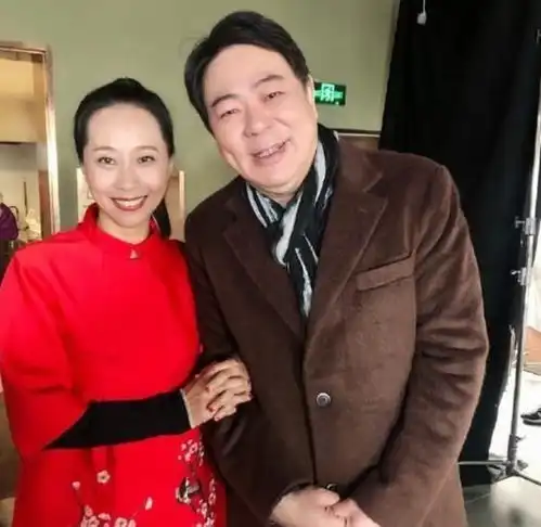 因老公突然去世,春晚上的笑星从此销声匿迹,如今再婚女儿已11岁
