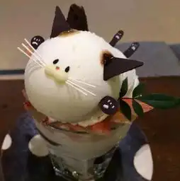猫咪冰淇淋太诱人了,根本不忍心吃