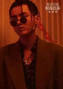 吴亦凡穿粉貂贵气十足还抢镜,都是因为男生女相