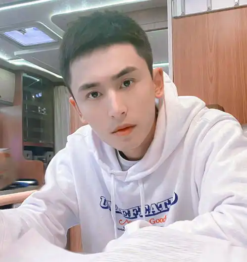 张哲瀚旧照引争议,爱过立场被质疑,代言被撤连老板也受其影响