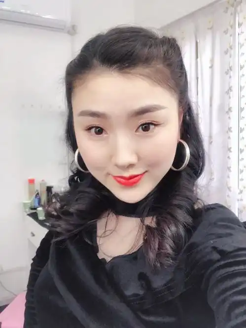 歌手肖洋萌美自拍照曝光这个小姐姐有点甜