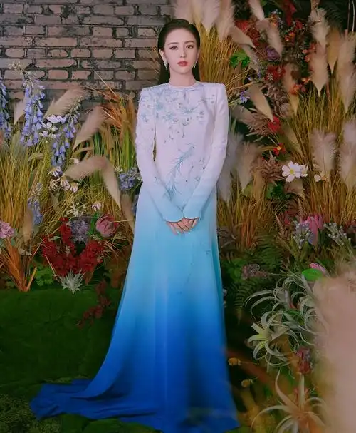 36岁佟丽娅碰上30岁杨颖,同样是冰雪公主造型,一个高贵一个清纯
