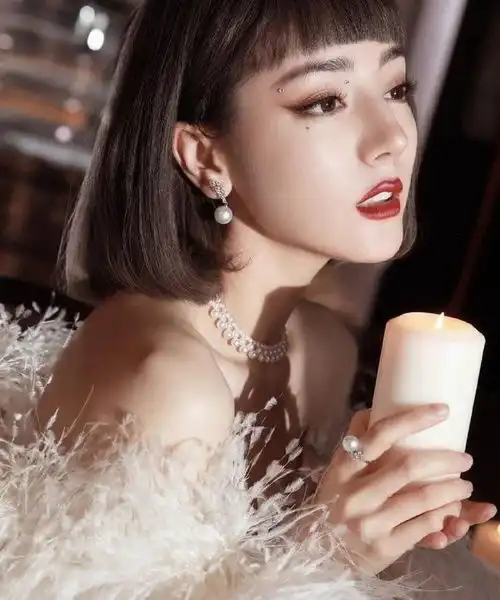 迪丽热巴,复古短发精致美丽,修身礼服搭配羽毛披风,