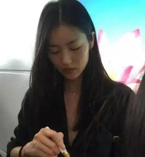 你绝对想不到,路人抓拍下的迪丽热巴竟然长这样