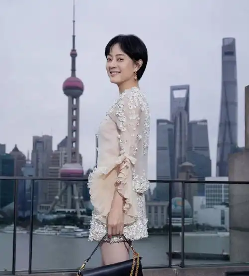 孙俪保养得真好穿裸色刺绣裙精致似洋娃娃,哪像39岁俩娃妈