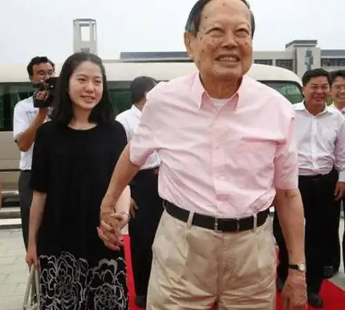 结婚15年,为什么翁帆一直都不生娃98岁的杨振宁10个字道出原因