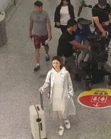 网友南京偶遇景甜真人不胖皮肤很白