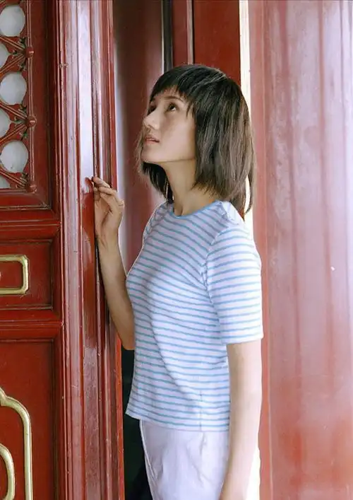 袁泉23岁时美照曝光,t恤配五分裤朴素大方,眼神纯净有故事