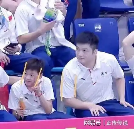 反差萌14岁全红婵身材娇小,全运会与樊振东朱婷合影引发热议