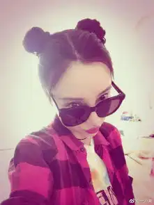 贾乃亮竟这样恶搞李小璐自拍脸型被扭曲成爱心