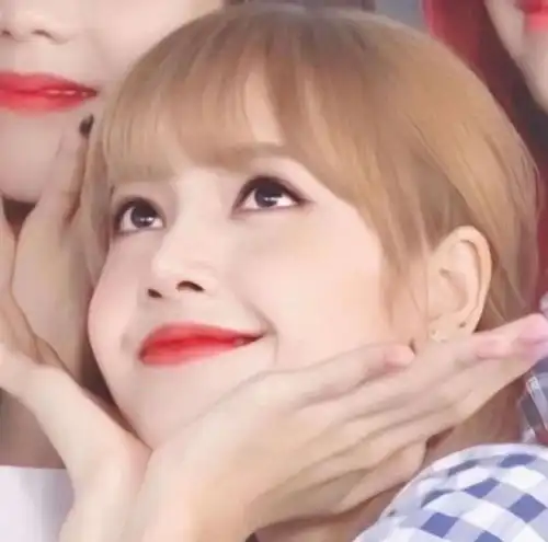 网曝lisa疑似恋爱与yg师兄bobby多次撞衫,同互动眼神有电