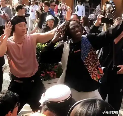 上海街头荒诞黑人领舞,坑惨爱时尚的年轻人,被骗的不只是钱