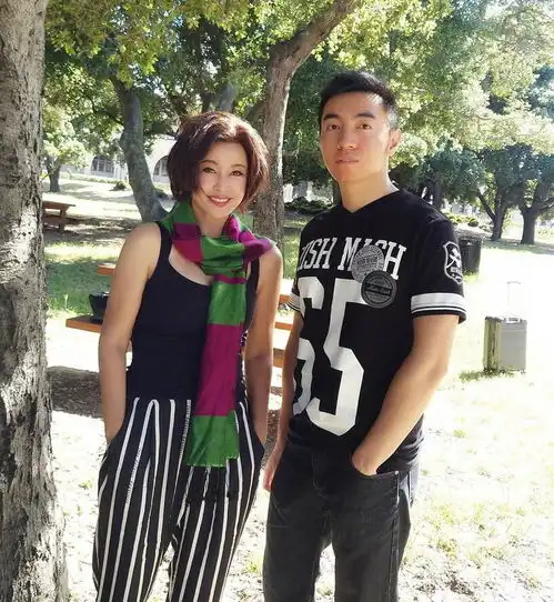 刘晓庆背靠大树凹造型穿紧身吊带上围傲人