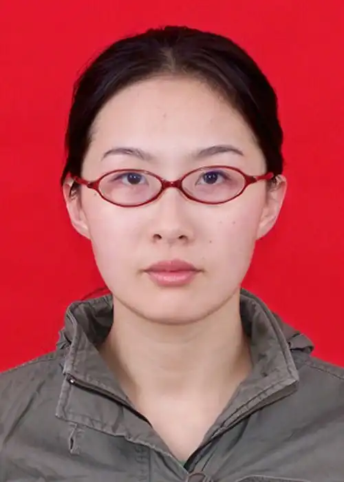 中国当代女雕塑家张艺莞
