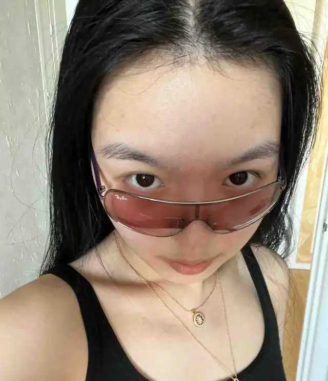 李咏女儿法图麦晒素颜自拍,穿黑色吊带性感又酷飒,妈妈转发力挺