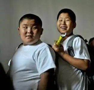 女生回答,这个身高一米五,家产上千万还没变音的小胖子男生,今晚请你去大酒店吃大龙虾,你会