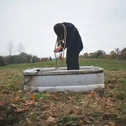 罹患睡眠瘫痪症的摄影师将恐怖噩梦拍成照片惊悚画面震撼全世界