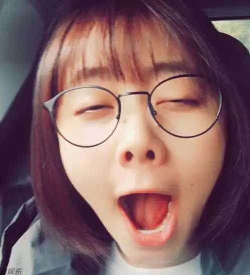谭松韵晒自拍,扮丑打哈欠的图片,称哈欠会传染